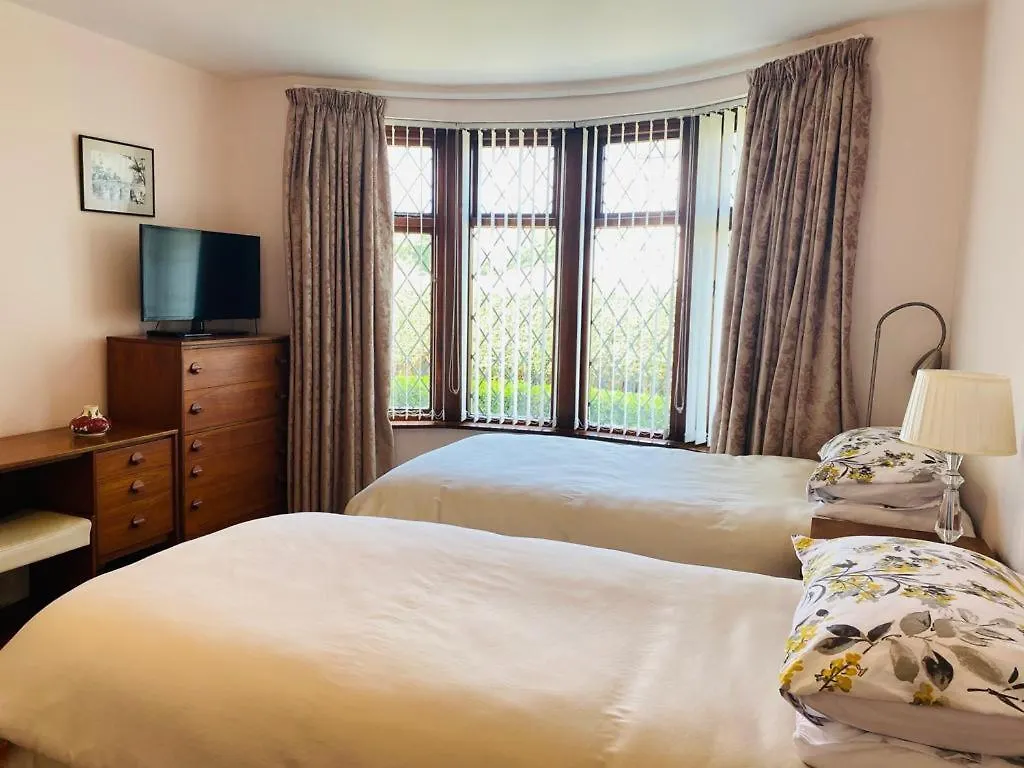 Cheerful 4-Bedroom Detached Family Home, Quiet Area Cardiff Villa