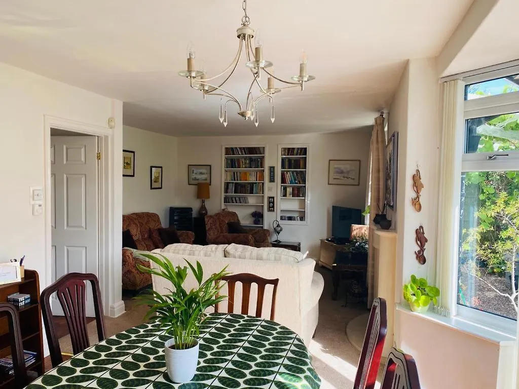 Cheerful 4-Bedroom Detached Family Home, Quiet Area Cardiff 0*,