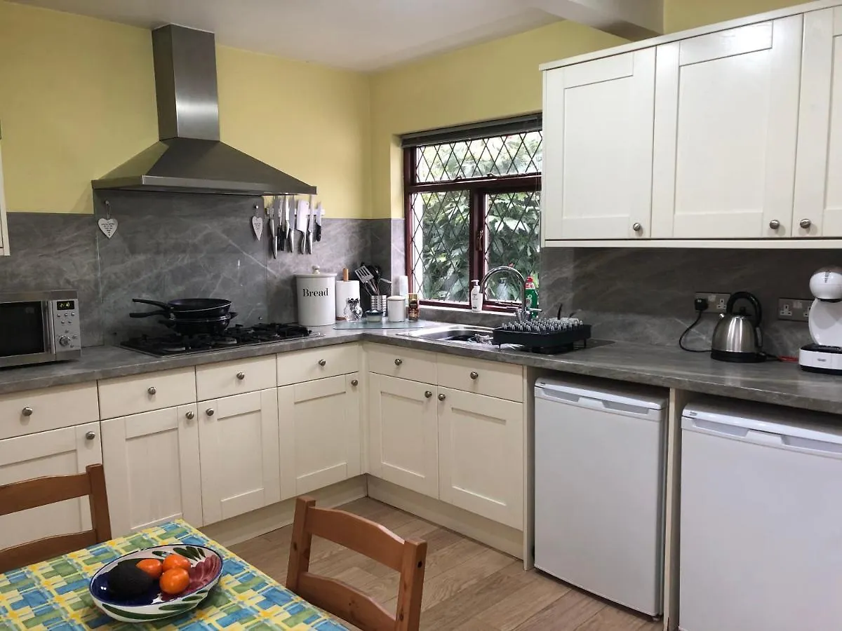 Cheerful 4-Bedroom Detached Family Home, Quiet Area Cardiff Reino Unido
