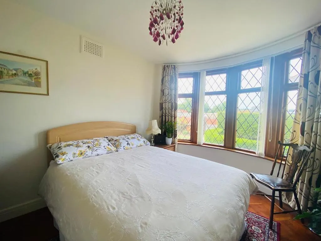 Cheerful 4-Bedroom Detached Family Home, Quiet Area Cardiff Reino Unido