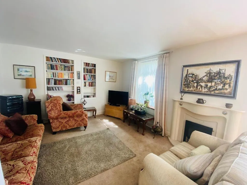 Cheerful 4-Bedroom Detached Family Home, Quiet Area Cardiff 0*,  Reino Unido